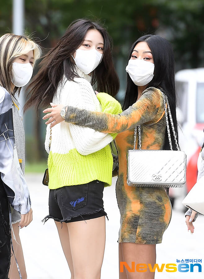 Girls Group ITZY (ITZY/Yezi, Lia, Ryu Jin, Chae Ryeong, Yuna) met Jessie while leaving SBS Mokdong office building in Yangcheon-gu, Seoul after finishing SBS Power FM Choi Hwa-jungs Power Time radio on the afternoon of September 28.