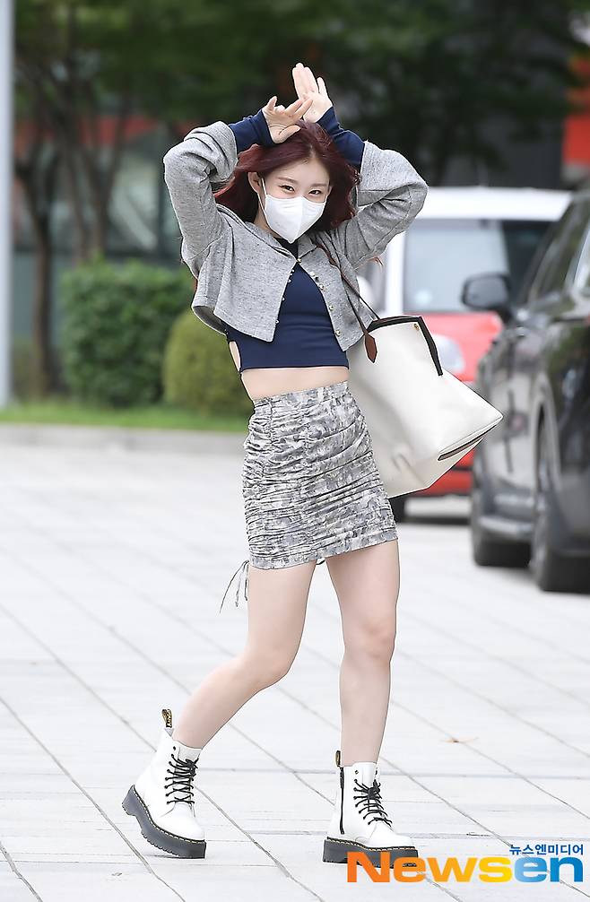 Girl group ITZY (ITZY/Yezi, Lea, Ryu Jin, Chaeryeong, Yuna) leaves SBS Mokdong office building in Yangcheon-gu, Seoul after finishing SBS Power FM Choi Hwa-jungs Power Time radio on the afternoon of September 28.