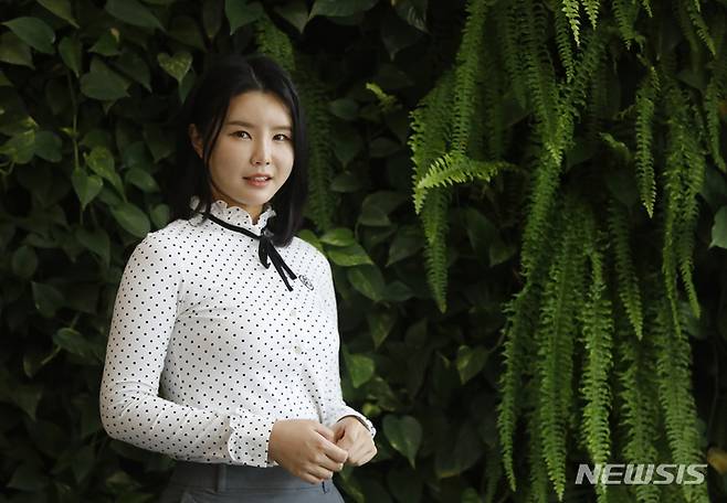 [서울=뉴시스] 고승민 기자 = 프로골퍼 정수정이 지난 23일 서울 뉴시스 본사에서 인터뷰 전 포즈를 취하고 있다. 2021.09.26. kkssmm99@newsis.com