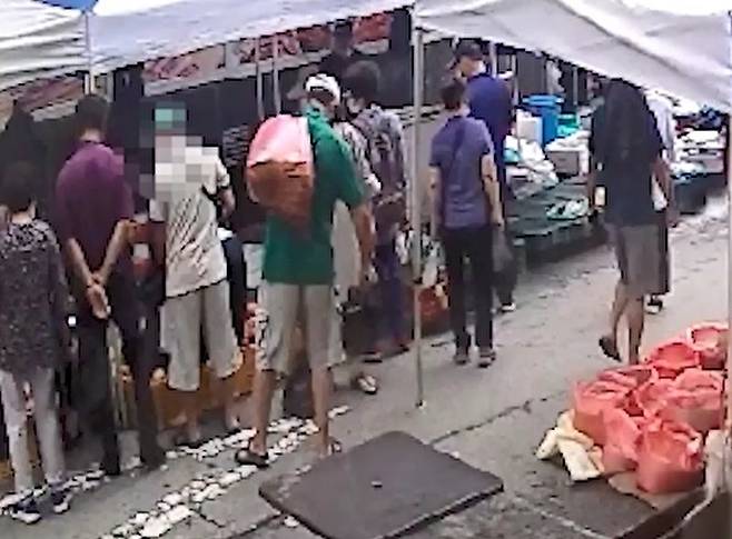 60대 중반 남성이 지난 9일 대전 유성시장에서 사람이 붐비는 틈을 타 지갑 등을 훔치는 모습.(사진=대전경찰청 제공) *재판매 및 DB 금지