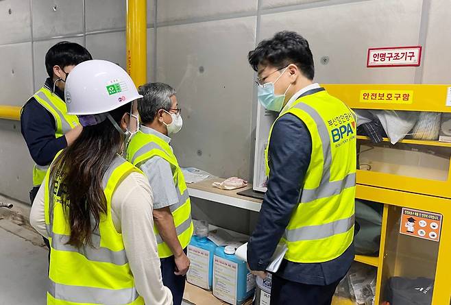 [부산=뉴시스] 부산항만공사는 지난 달부터 부산항 공중이용시설을 대상으로 '안전분야 반부패 활동'(안전감찰)을 벌여 총 30건의 안전 위해요소를 찾아내 시정조치 통보했다고 28일 밝혔다. (사진=부산항만공사 제공)   *재판매 및 DB 금지