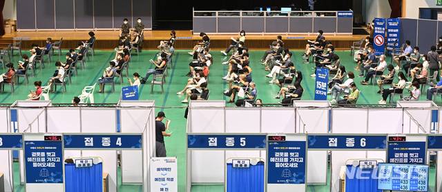 [수원=뉴시스] 김종택기자 = 전국 고3 수험생과 교직원을 대상으로 코로나19 화이자 백신 접종이 시작된 19일 오전 경기도 수원시 아주대학교 실내체육관에 마련된 코로나19 예방접종센터에서 백신 접종이 진행되고 있다. 2021.07.19.jtk@newsis.com