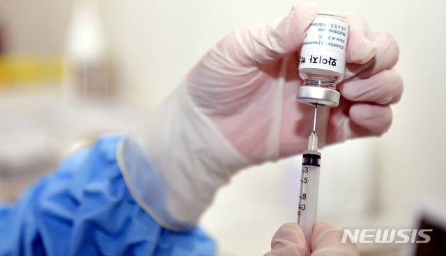 [광주=뉴시스]류형근 기자 = 19일 오전 광주 서구 염주종합체육관에 설치된 서구코로나19예방접종센터에서 모의훈련이 펼쳐지고 있다. 의료진이 화이자 백신을 주사기에 담고 있다. 2021.03.19. hgryu77@newsis.com