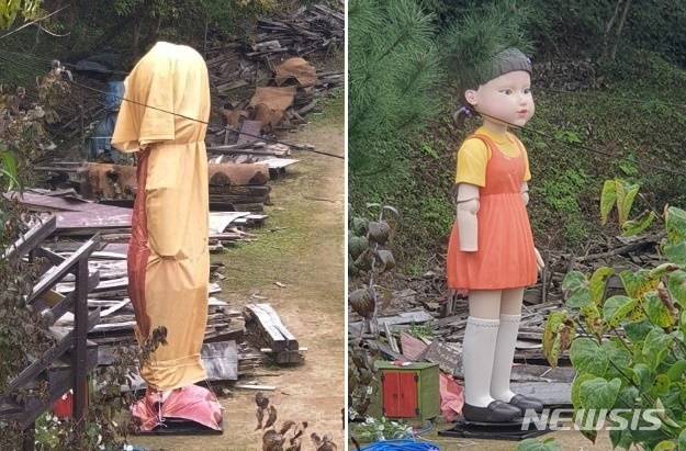 [청주=뉴시스] 안성수기자 = (사진 왼쪽)28일 오전 진천 마차박물관 체험마을 뒤편에 세워져 있던 오징어게임 술래 인형에 위장막이 씌워져 있다. 사진 오른쪽은 오른손이 파손된 채 마차 박물관에 세워져 있던 술래인형 모습. (사진=독자 제공) 2021.09.28. photo@newsis.com