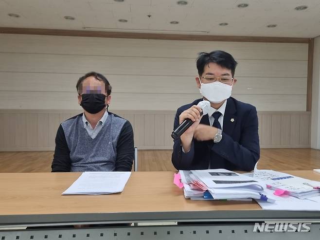 [청주=뉴시스]  안성수 기자 = 성범죄 피해 조사를 받던 여중생 2명이 숨진 사건과 관련해 한 학생의 유족 측이 28일 기자회견을 열고 '아동학대범죄의 처벌 등에 관한 특례법' 개정을 요구하고 있다. 2021.09.28. hugahn@newsis.com