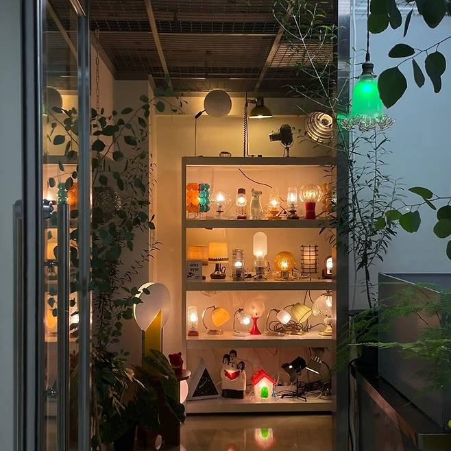 [울산=뉴시스] 구미현 기자 = 울산 중구 원도심에 위치한 정원관광 거점 공간인 상일상회 내부 모습. 2021.09.28. (사진=울산시 중구 제공) photo@newsis.com *재판매 및 DB 금지