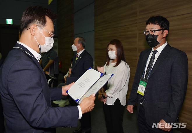 [창원=뉴시스] 홍정명 기자= 하병필 경남도지사 권한대행이 28일 창원시 소재 창원컨벤션센터에서 열린 '도민 정책소통단 위촉식 및 워크숍'에 참석해 분과별 대표에게 위촉장을 수여하고 있다.(사진=경남도 제공)2021.09.28. photo@newsis.com