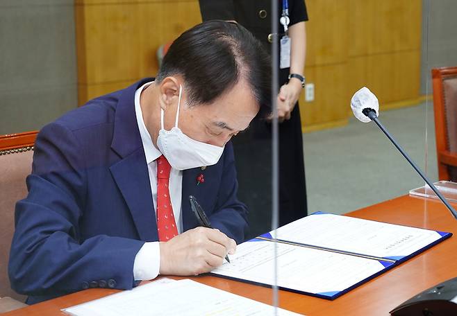 28일 서울 중구 농협 본관에서 열린 협약식에서 협약서에서 서명하는 하태식 한돈자조금 위원장 *재판매 및 DB 금지