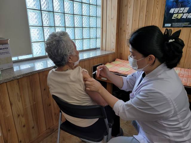 ▲강진군 보건소에서 어르신이 페렴구균 예방접종을 받고 있다.ⓒ강진군