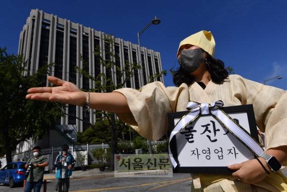 “자영업자 살려 달라”  - 27일 정부서울청사 앞에서 열린 집회에서 돌잔치업계 자영업자들이 상복을 입은 채 생존권 보장을 요구하고 있다.박지환 기자 popocar@seoul.co.kr