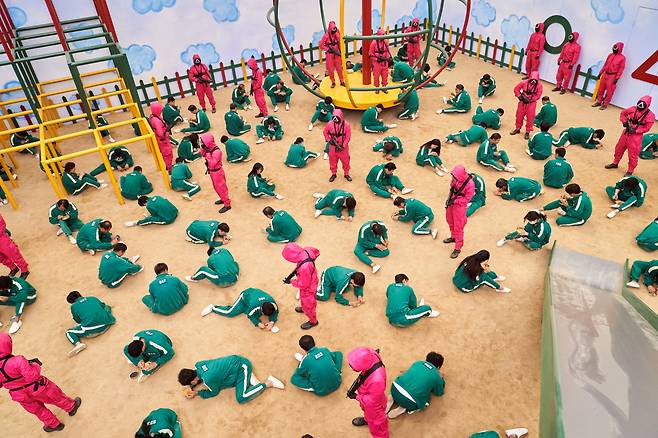 ‘오징어 게임’의 화려하고 독특한 세트와 원색 복장들은 해외 관객들의 눈길을 사로잡는 요소다. 넷플릭스 제공