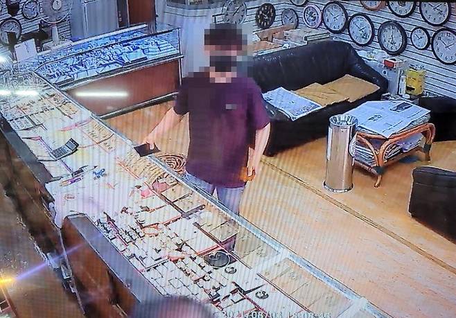 위조한 카드 금은방서 사용한 모습. 부산경찰청 제공