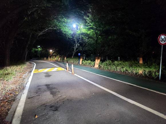 인적 끊긴 영랑호 산책로 - 지난 27일 밤 속초 영랑호 산책로가 전날 발생한 흉기피습 사건으로 인적이 끊긴 모습이다. 영랑호 주변 산책로는 평소 많은 시민이 찾아 걷기 운동을 하거나 자전거를 타는 곳이다.     2021.9.28 연합뉴스