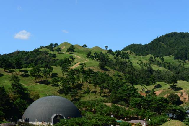 대가야왕릉전시관에서 바라본 고분군.