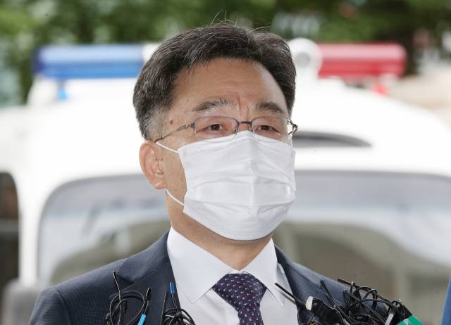 화천대유자산관리의 최대주주 김만배 씨가 지난 27일 오전 참고인 신분으로 조사받기 위해 서울 용산경찰서로 들어서며 취재진 질문에 답하고 있다./연합뉴스