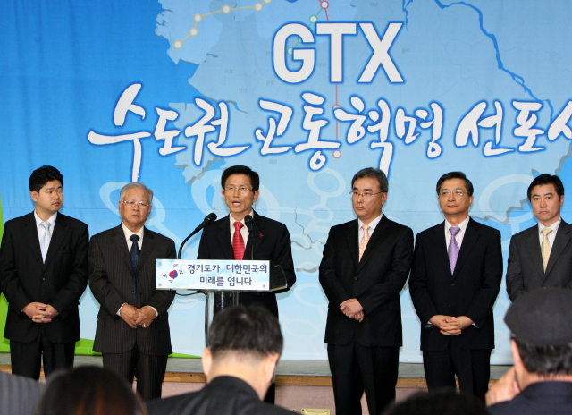 지난 2009년 4월 김문수(왼쪽 세 번째) 당시 경기지사가 수도권 광역급행철도 구상을 발표하는 모습. /연합뉴스