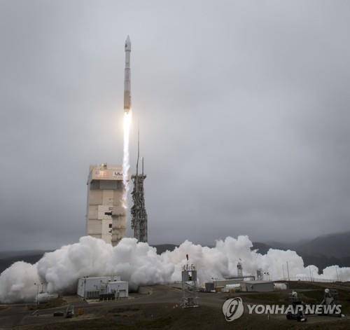 반덴버그 공군기지서 아틀라스5호 로켓에 실려 발사되는 랜드샛 9호 위성  [EPA=연합뉴스]