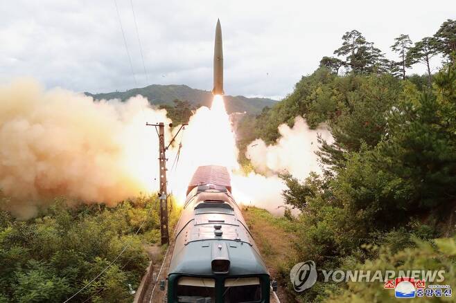 북한, 열차서 미사일 발사 첫 공개…기습공격·다량운송 장점 2021년 9월 15일 북한의 탄도미사일 발사 장면. [연합뉴스 자료사진]