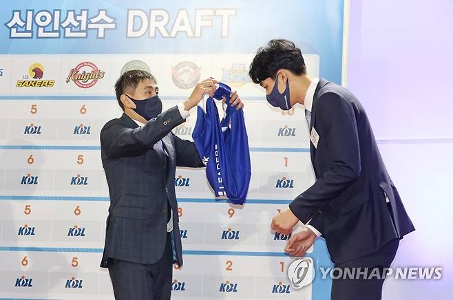 2021 KBL 신인 드래프트 1순위는 이원석 (서울=연합뉴스) 류영석 기자 = 28일 오후 서울 송파구 잠실학생체육관에서 열린 2021 KBL 신인선수 드래프트에서 서울 삼성 썬더스에 1라운드 1순위 지명을 받은 이원석(연세대)이 구단 유니폼을 입고 있다. 2021.9.28 ondol@yna.co.kr