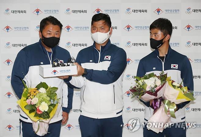 한국 리커브 양궁 남자 대표팀 인터뷰 (영종도=연합뉴스) 박동주 기자 = 12년 만에 세계선수권대회 전 종목 석권의 위업을 이룬 한국 리커브 양궁의 남자 대표팀 오진혁(왼쪽부터), 김우진, 김제덕이 28일 오후 인천국제공항을 통해 귀국해 인터뷰하고 있다. 2021.9.28 pdj6635@yna.co.kr