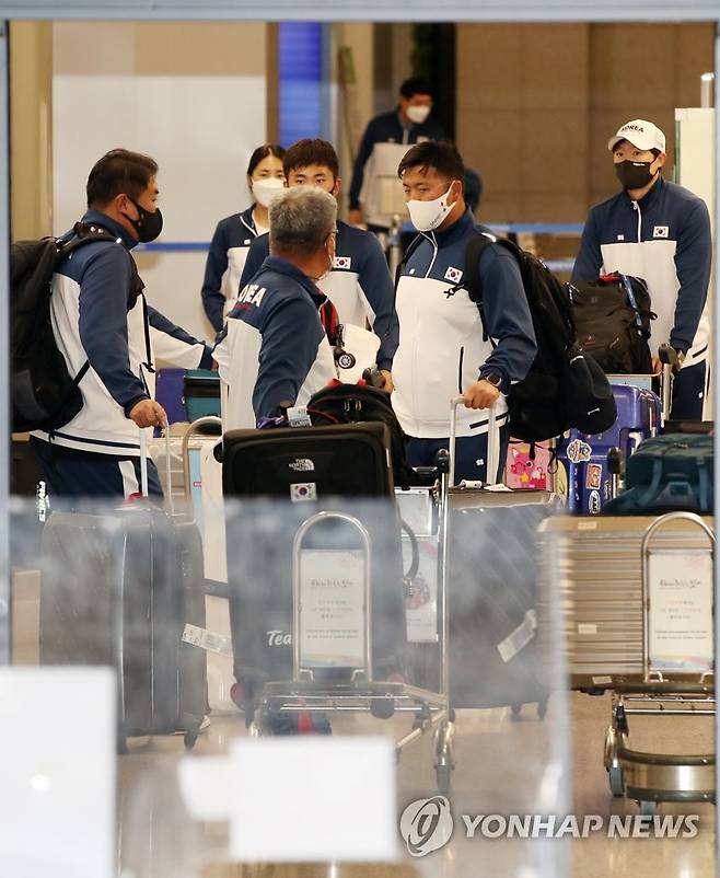 한국 리커브 양궁 남자 대표팀 귀국 (영종도=연합뉴스) 박동주 기자 = 12년 만에 세계선수권대회 전 종목 석권의 위업을 이룬 한국 리커브 양궁의 남자 대표팀 오진혁, 김우진, 김제덕이 28일 오후 인천국제공항을 통해 귀국하고 있다. 2021.9.28 pdj6635@yna.co.kr