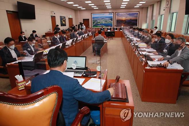국토위 전체회의 (서울=연합뉴스) 진성철 기자 = 이헌승 국회 국토교통위원장이 28일 서울 여의도 국회에서 열린 국토교통위원회 전체회의에서 의사봉을 두드리고 있다.  2021.9.28 [국회사진기자단] zjin@yna.co.kr