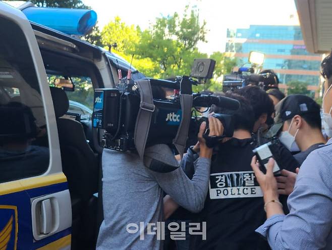 지난 15일 오전 10시 52분쯤 서울 서부지법에 구속 전 피의자 심문에 출석한 A씨가 호송 차량으로 이동하고 있다.(사진=이용성 기자)