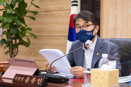 윤종인 개인정보보호위원회 위원장이 29일 오전 서울정부청사에서 개최된 제16회 개인정보보호위원회 전체회의에서 모두발언을 하고 있다.(사진=개인정보보호위원회 제공)