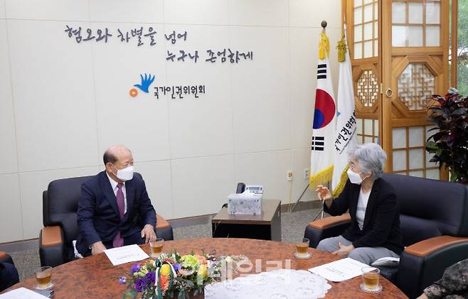 송두환 국가인권위원장(왼쪽)과 박은정 민관군 합동위원회 위원장이 29일 서울 중구 인권위 접견실에서 만나 군인권보호관 도입의 필요성에 대해 의견을 나누고 있다.(사진=인권위)