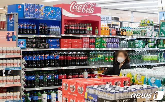 서울 시내의 한 대형마트에 콜라·사이다 등 탄산음료가 진열돼 있다. 2021.3.18/뉴스1 © News1 이재명 기자