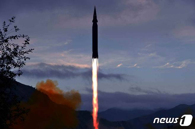 (평양 노동신문=뉴스1) =북한이 새로 개발했다는 극초음속 미사일을 29일 공개했다. 노동당 기관지 노동신문은 이 미사일의 이름이 '화성-8'형이라며 관련 사진을 보도했다. [국내에서만 사용가능. 재배포 금지. DB 금지. For Use Only in the Republic of Korea. Redistribution Prohibited] rodongphoto@news1.kr