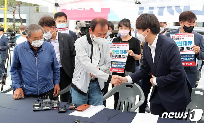 국민의힘 이준석 대표와 김은혜 의원이 29일 오전 경기 성남시 판교대장동 개발 특혜의혹 진상조사를 위해 판교대장동 일대를 방문해 주민들과 간담회를 갖고 있다. 2021.9.29/뉴스1 © News1 국회사진취재단