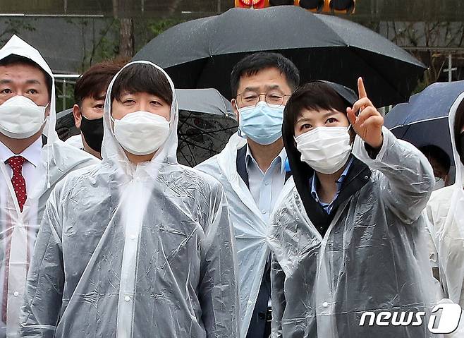 국민의힘 이준석 대표와 김은혜 의원이 29일 오전 경기 성남시 판교대장동 개발 특혜의혹 진상조사를 위해 판교대장동 일대를 방문해 공사현장을 둘러보고있다. © News1 국회사진취재단