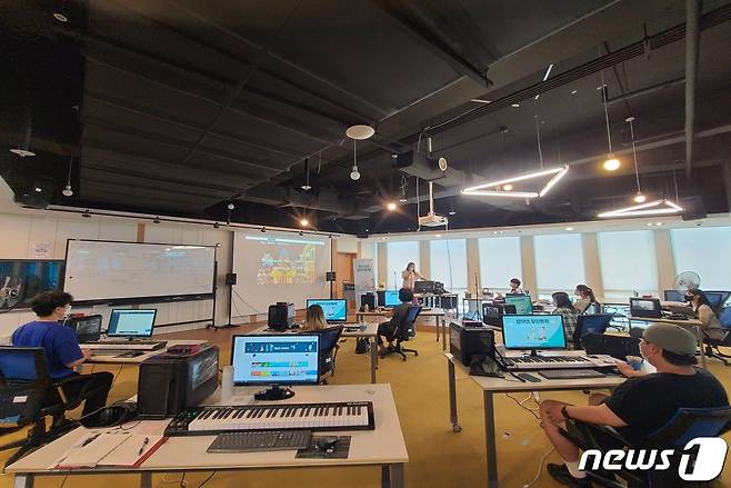 경기콘텐츠진흥원은 8월부터 두 달간 진행된 ‘2021 경기 콘텐츠코리아 랩 창작발전소’가 지난 28일 ‘콘텐츠 유통데이’를 끝으로 성공리에 종료됐다고 29일 밝혔다.(경기콘텐츠진흥원 제공)© 뉴스1