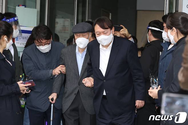 윤석열 전 검찰총장이 지난 4월2일 오전 서울 서대문구 남가좌1동주민센터에 마련된 사전투표소에서 부친 윤기중 연세대 명예교수와 함께 투표를 마친 후 투표장을 나서는 모습. 2021.4.2/뉴스1 © News1 신웅수 기자