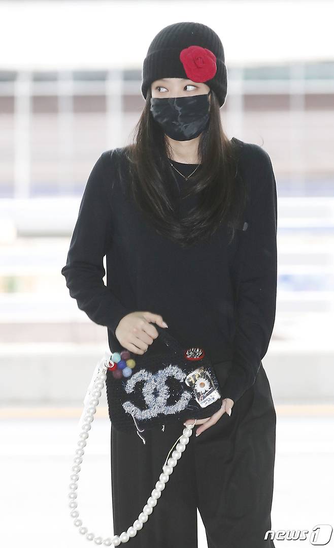 그룹 블랙핑크(BLACk PINK) 제니가 파리 패션위크 참석을 위해 29일 인천국제공항을 통해 프랑스로 출국하고 있다. © News1 권현진 기자