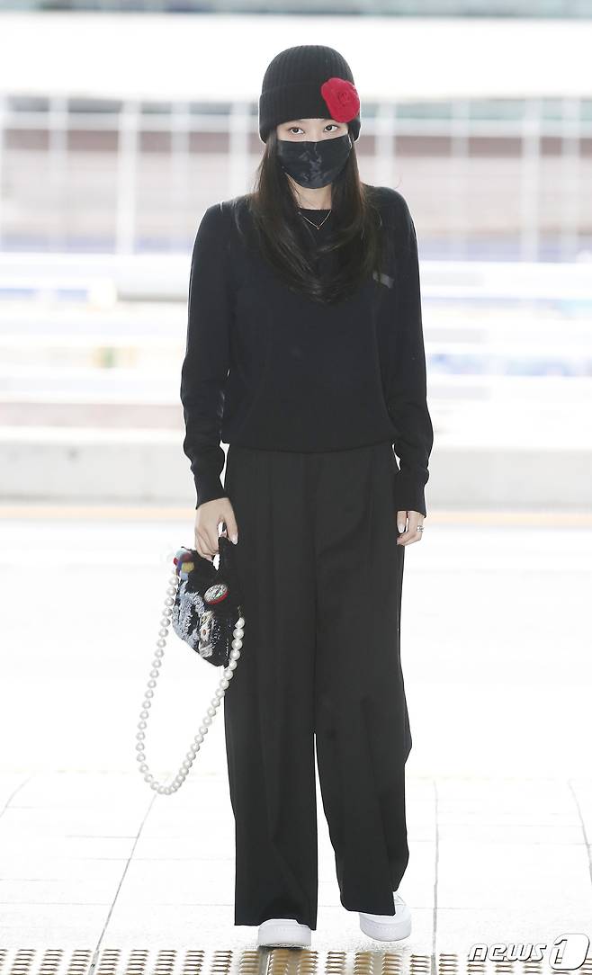 블랙핑크 제니가  29일 인천국제공항을 통해 프랑스 파리로 출국하고 있다.  © News1 권현진 기자