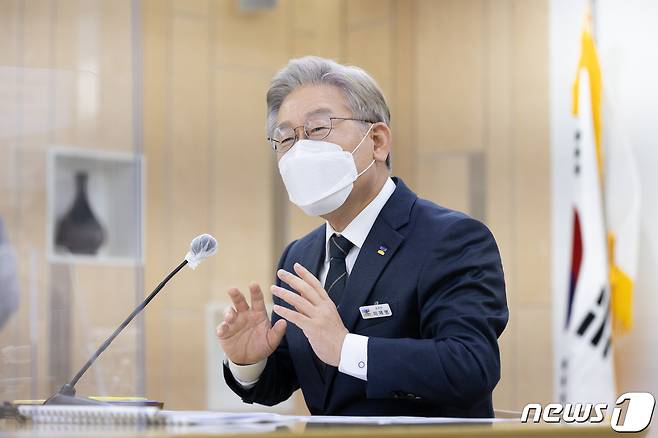 더불어민주당 대선주자인 이재명 경기도지사는 29일 의정부 경기북부청사에서 열린 9월 확대간부회의에서 엄한 정치인들한테 확실한 되치기를 해달라”고 주문했다.(경기도 제공)© 뉴스1