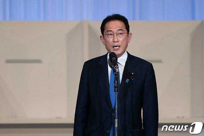 기시다 후미오 자민당 전 정무조사회장이 29일(현지시간) 도쿄에서 열린 집권 자민당 총재 선거에서 승리한 후 소감을 밝히고 있다. © AFP=뉴스1 © News1 금준혁 기자