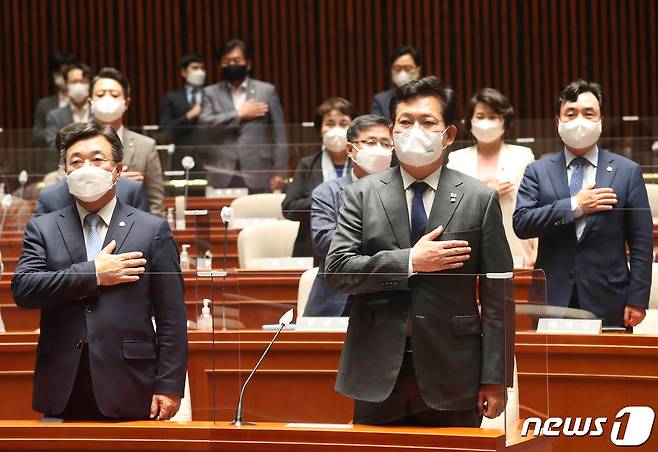 28일 오후 서울 여의도 국회에서 열린 더불어민주당 의원총회에서 송영길 당대표, 윤호중 원내대표등 참석자들이 국민의례를 하고 있다. 2021.9.28/뉴스1 © News1 오대일 기자