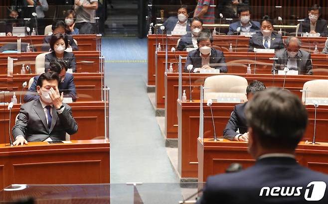 28일 오후 서울 여의도 국회에서 열린 더불어민주당 의원총회에서 송영길 대표와 의원들이 언론중재법 처리와 관련한 윤호중 원내대표가 발언을 경청하고 있다. 2021.9.28/뉴스1 © News1 오대일 기자