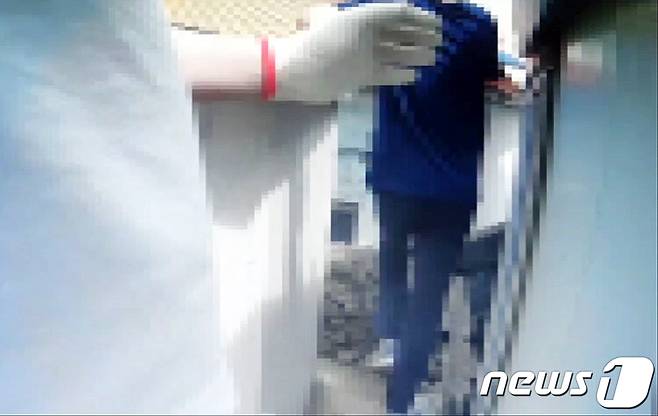 지난 7월18일 오후 3시16분쯤 제주 중학생 피살사건 피고인 백광석(48·남색 옷)과 김시남(46)이 제주시 조천읍에 있는 A군 모자의 집에 침입하고 있다.(제주동부경찰서 제공)2021.7.20 /뉴스1© 뉴스1