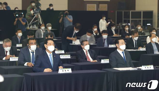 도시환경협약(UEA) 여수정상회의가 29일 오후 여수세계박람회장에서 김영록 전라남도지사, 도시환경협약 상임의장인 이용섭 광주광역시장과 정상회의를 주관하는 권오봉 여수시장, 유원태 UEA 사무총장, 회원도시 21개국 대사 등 관계자들이 참석한 가운데 개최됐다.(전남도 제공) 2021.9.29/뉴스1 © News1 전원 기자