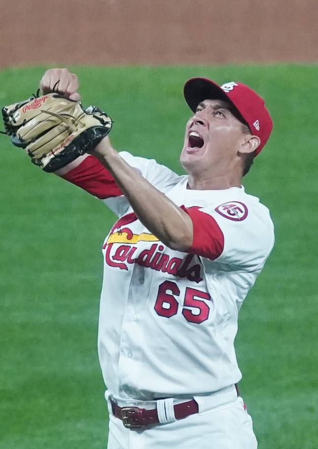 세인트루이스 카디널스 투수 지오바니 갈레고스가 29일(한국시간) 밀워키와의 경기에서 승리한 뒤 환호하고 있다.UPI연합뉴스