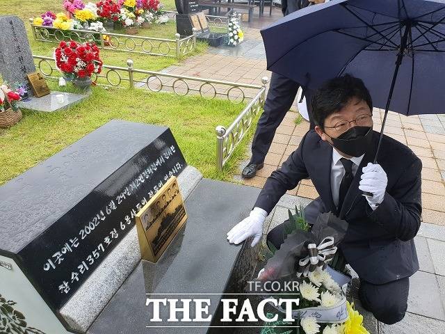 국민의힘 대선 주자인 유승민 후보가 29일 국립대전현충원을 찾아 제2연평해전 전사자들의 묘비를 살펴보고 있다. / 대전 = 김성서 기자