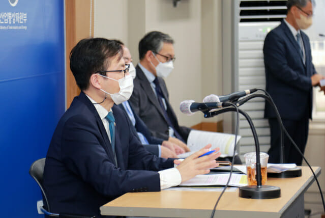 여한구 통상교섭본부장이 29일 방미성과관련 출입기자단 간담회에서 질문에 답하고 있다.