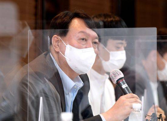 국민의힘 윤석열 대선 경선 예비후보가 29일 오전 서울 중구 버텍스코리아에서 열린 '꿈과 혁신 4.0 밀톡, 예비역 병장들이 말하고 윤석열이 듣는다'에서 발언하고 있다. [이미지출처=연합뉴스]