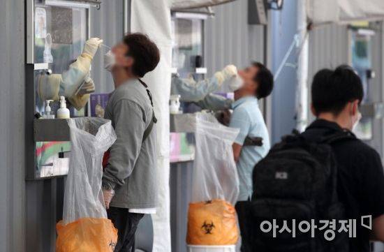 추석 연휴 인구이동 여파가 본격화하며 코로나19 대규모 확산세가 거세진 29일 서울광장 임시 선별검사소에서 시민들이 진단 검사를 받고 있다. 중앙방역대책본부에 따르면 이날 0시 기준 코로나19 신규 확진자는 2천885명으로 나타났다. 지난 25일 3271명에 이어 두 번째로 큰 규모다./김현민 기자 kimhyun81@