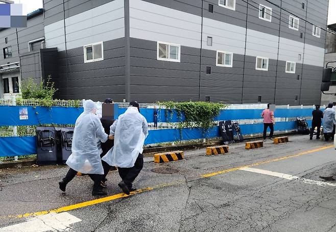 29일 오후 2시쯤 SPC삼립 청주공장에서 물류 출하 차량을 막아세우려던 화물연대 노조원 17명이 경찰에 체포돼 경찰서로 연행됐다. /독자제공