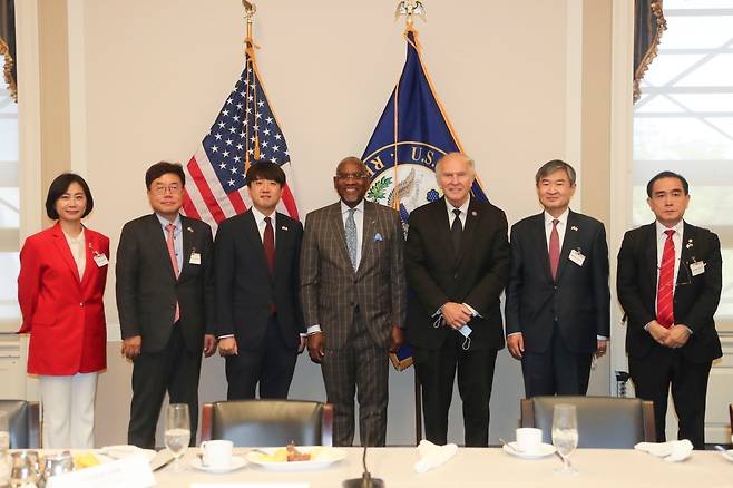 국민의힘 이준석 대표와 방미 의원단이 24일(현지시간) 미국 워싱턴 국회의사당에서 그레고리 믹스 하원 외교위원장, 스티브 차보트 하원의원과 만나 기념촬영하고 있다. 왼쪽부터 허은아, 서범수 의원, 이준석, 그레고리 믹스, 스티브 차보트, 조태용, 태영호 의원. /2021.9.25 /국민의힘 제공